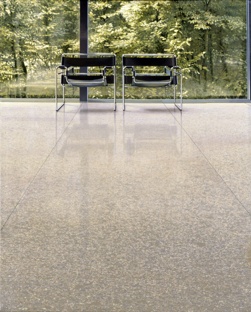 Museum interieur met twee stoelen